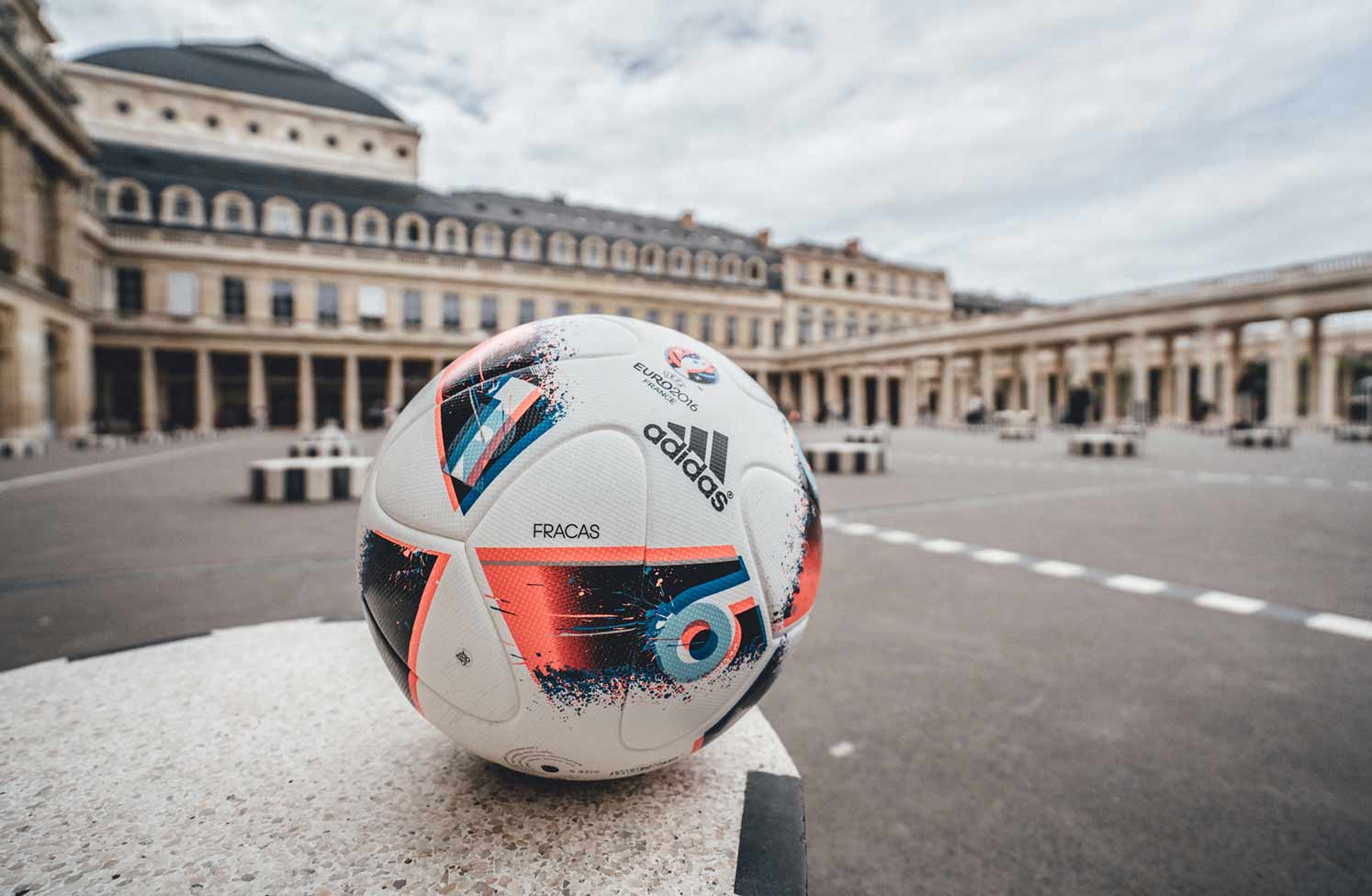Официальный мяч финала Евро 2016 - Fracas