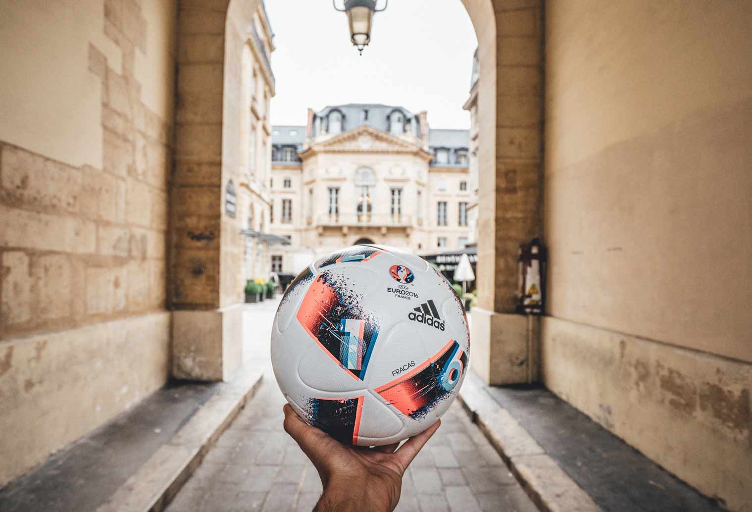 Официальный мяч финала Евро 2016 - Рокот
